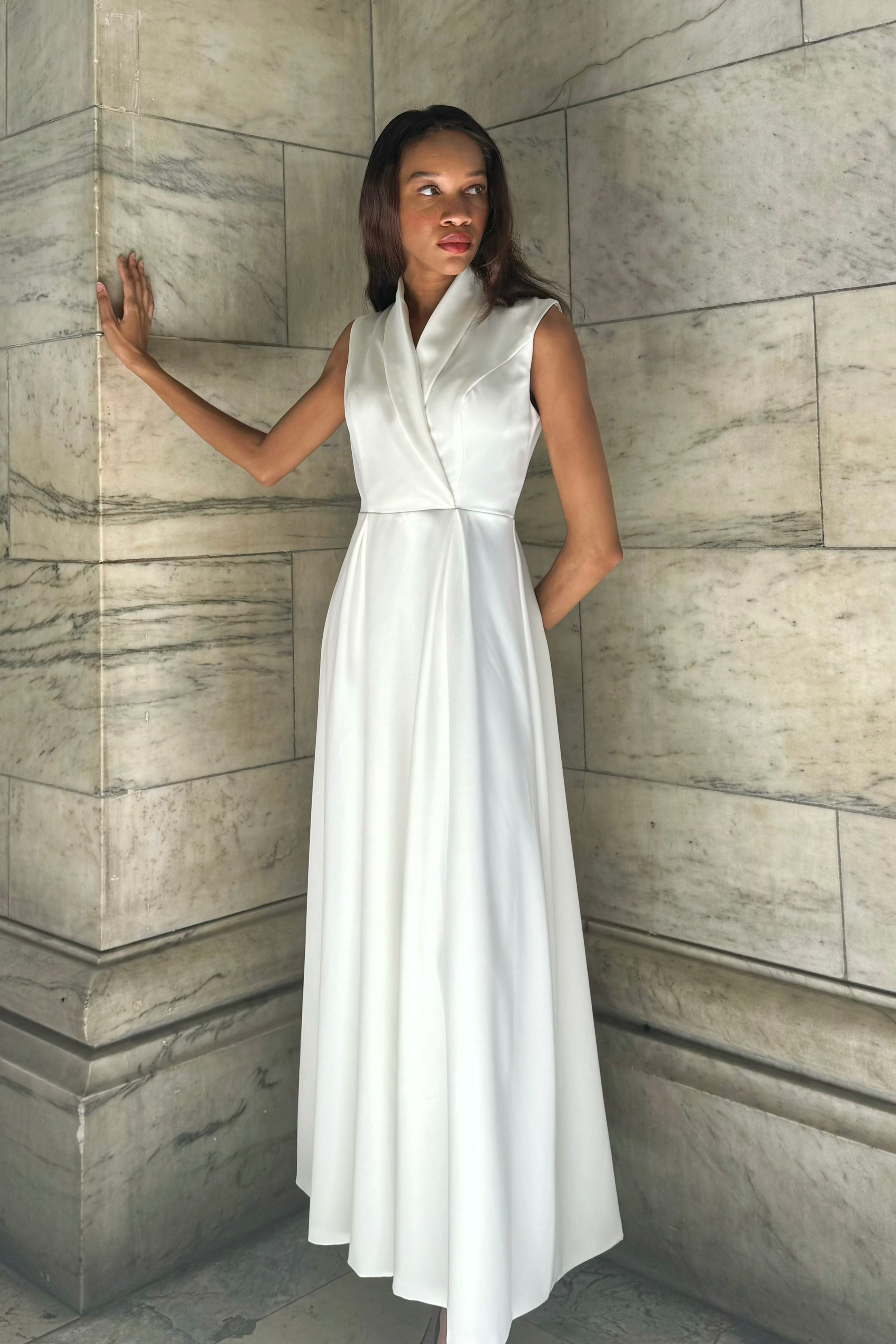Vestido largo informal entallado blanco Riley con diseño de gabardina