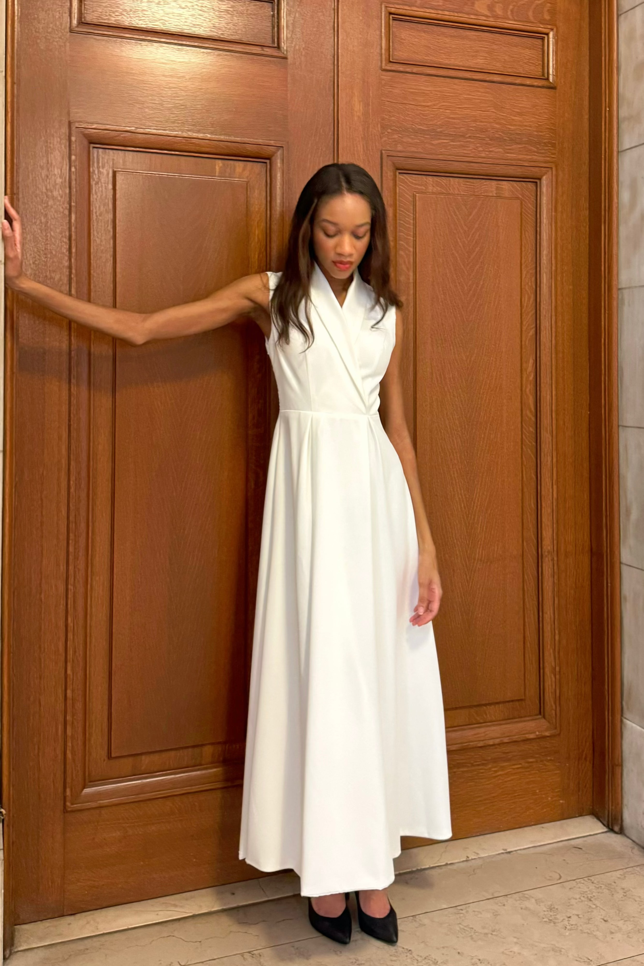 Vestido largo informal entallado blanco Riley con diseño de gabardina