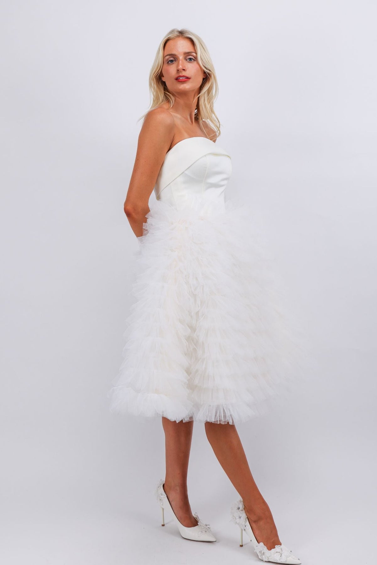 Vestido de noche ajustado color marfil con volantes y corte midi para cóctel Mia