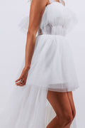 Vestido de novia largo de corte alto y bajo en color blanco con textura plisada en varias capas de Luna