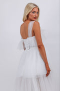 Vestido de novia largo de corte alto y bajo en color blanco con textura plisada en varias capas de Luna