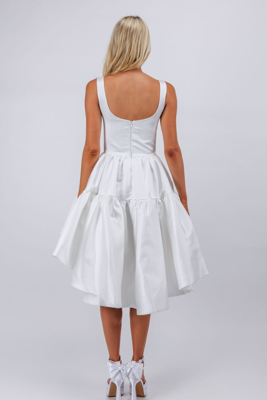 Robe courte Vannie en satin rouge et blanc à col montant et nœud amovible