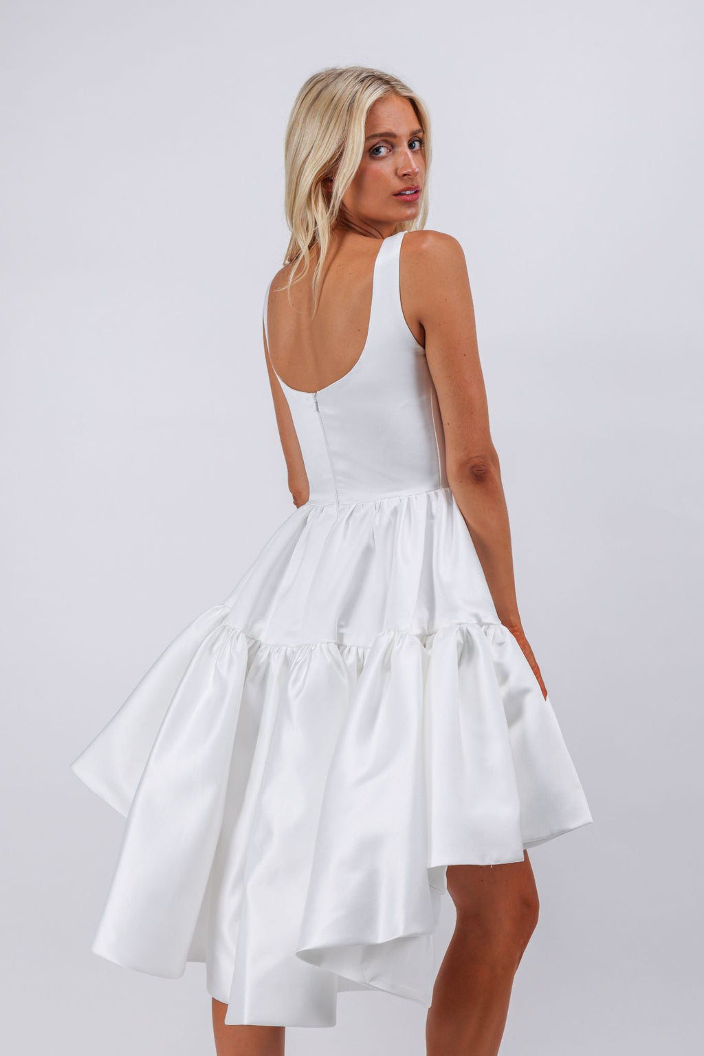 Robe courte Vannie en satin rouge et blanc à col montant et nœud amovible