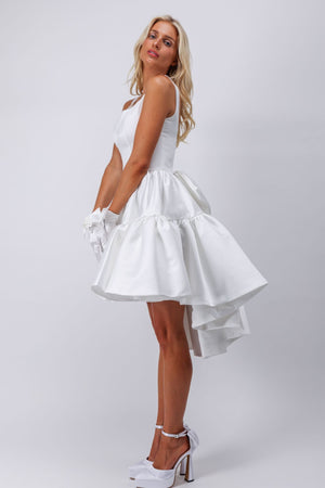 Robe courte Vannie en satin rouge et blanc à col montant et nœud amovible