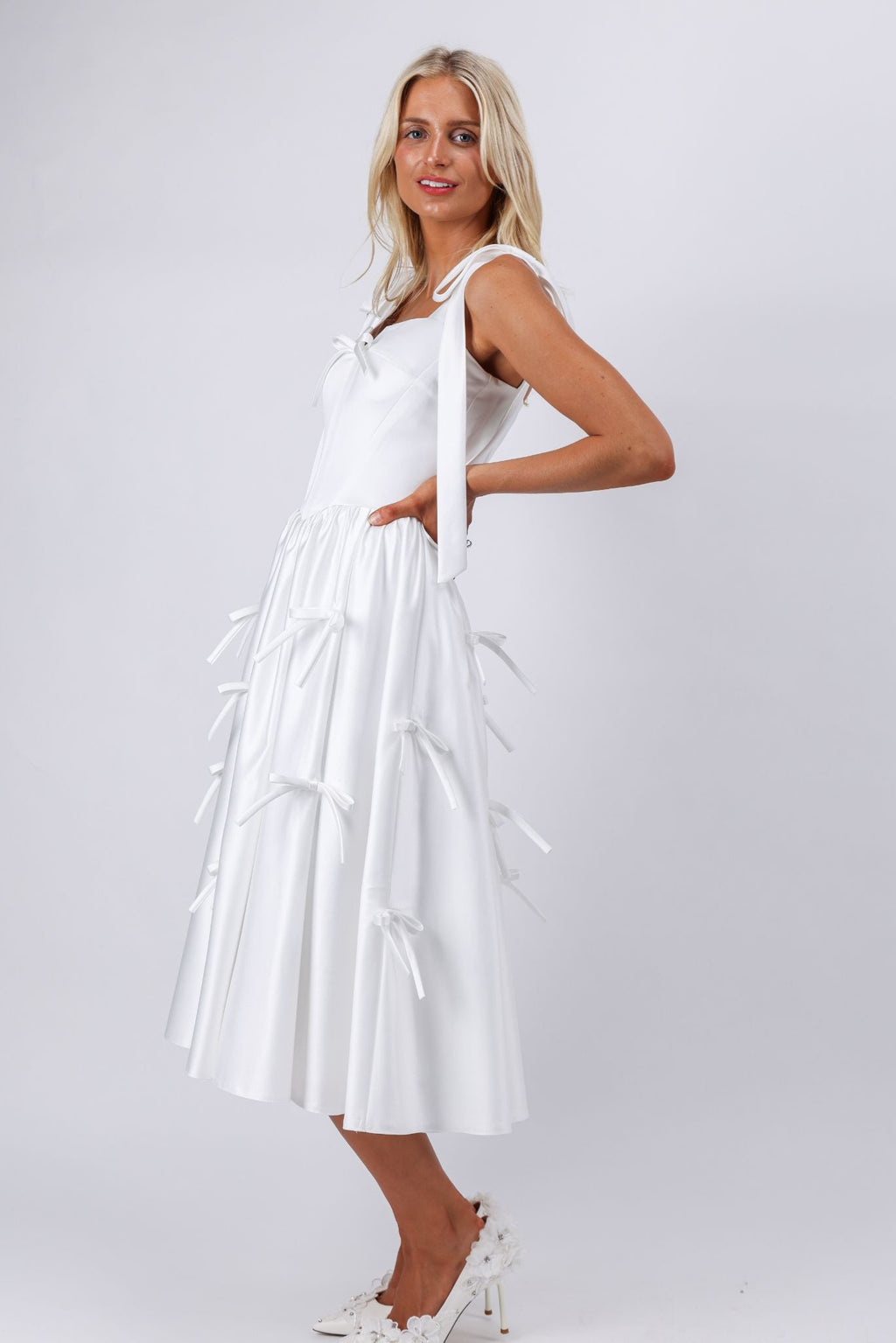 Robe de soirée cocktail mi-longue blanche avec nœuds Audrey