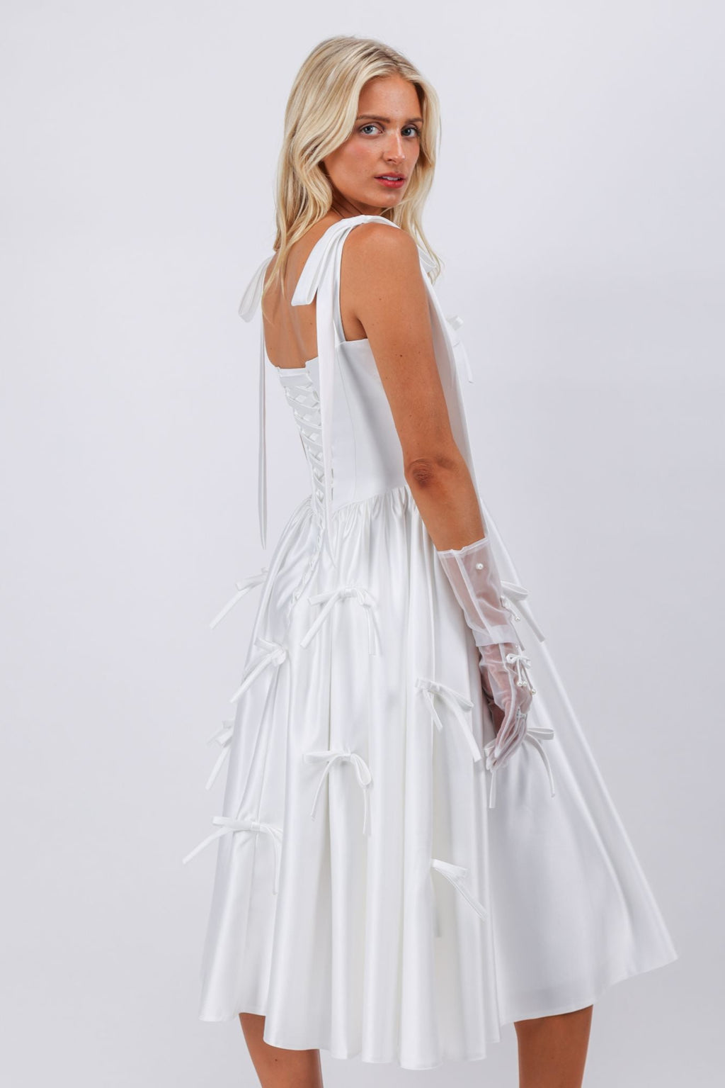 Robe de soirée cocktail mi-longue blanche avec nœuds Audrey