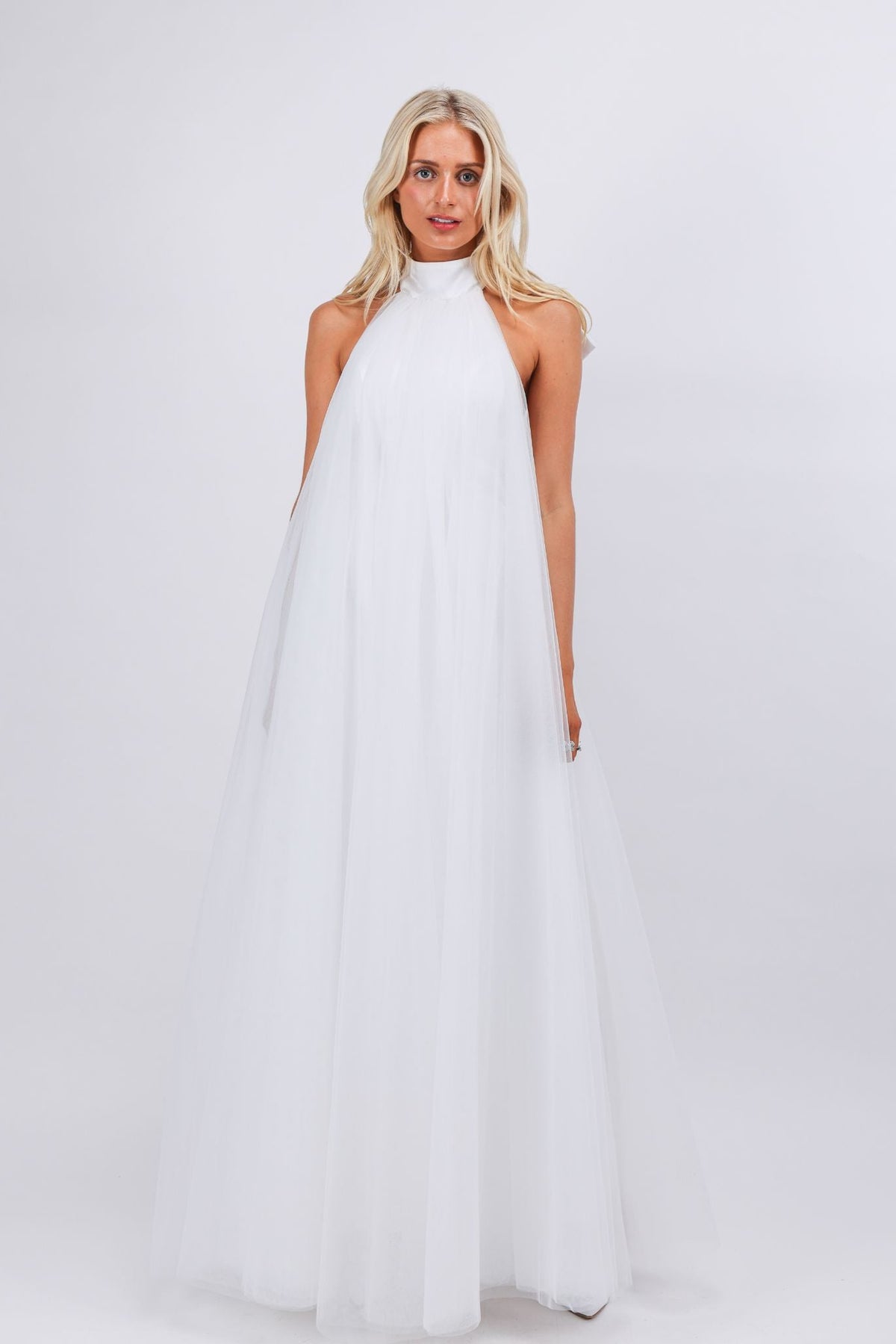 Vestido largo con capas de tul suave de color blanco iris para novia