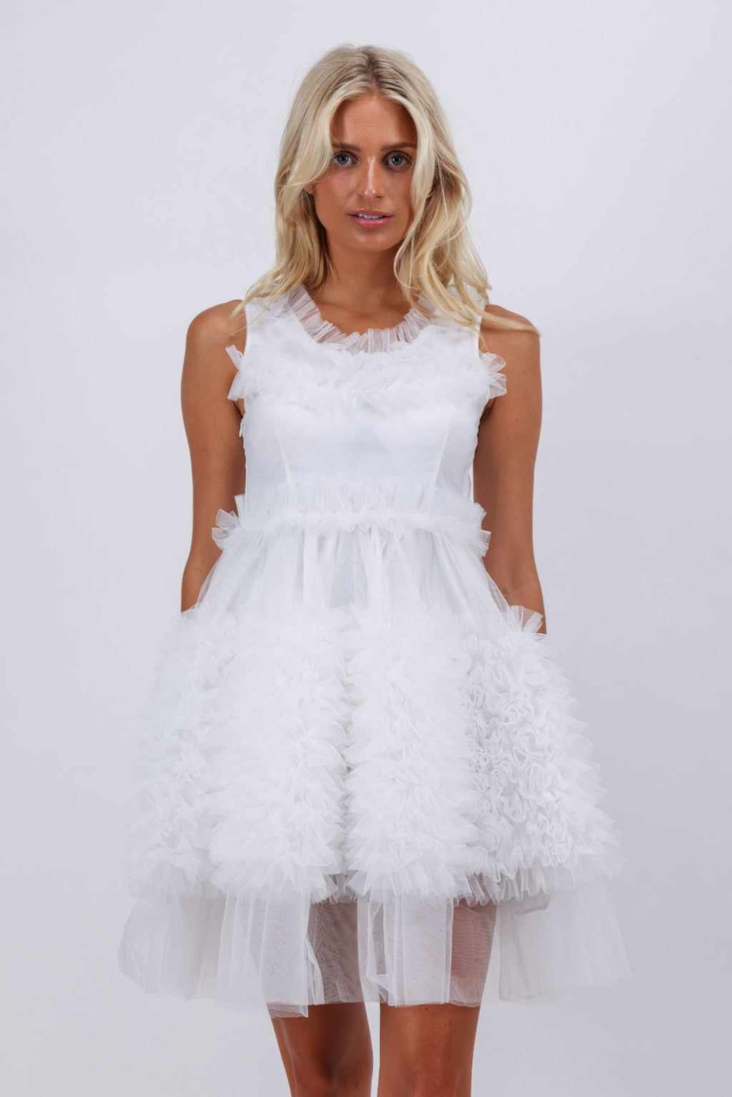 Robe courte bouffante à volants blancs Avery