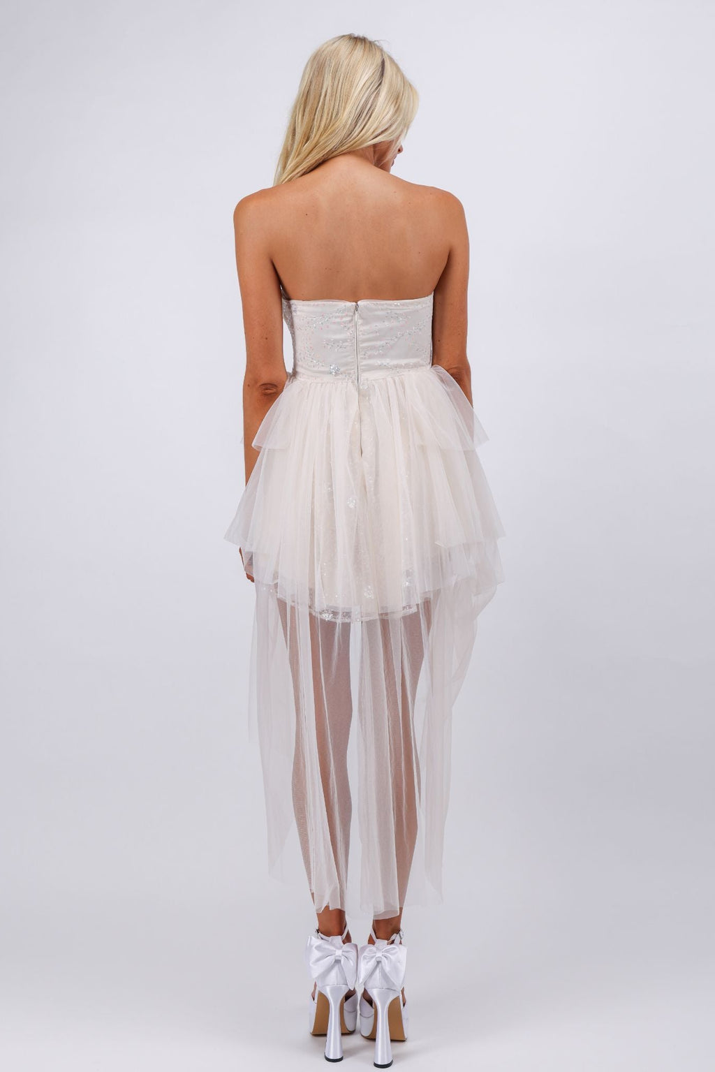 Robe courte Aria champagne ajustée et évasée, coupe haute et basse, douce