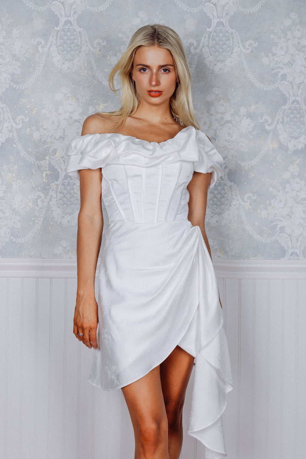 Robe de soirée cocktail à épaules dénudées et corset blanc structuré Ginna