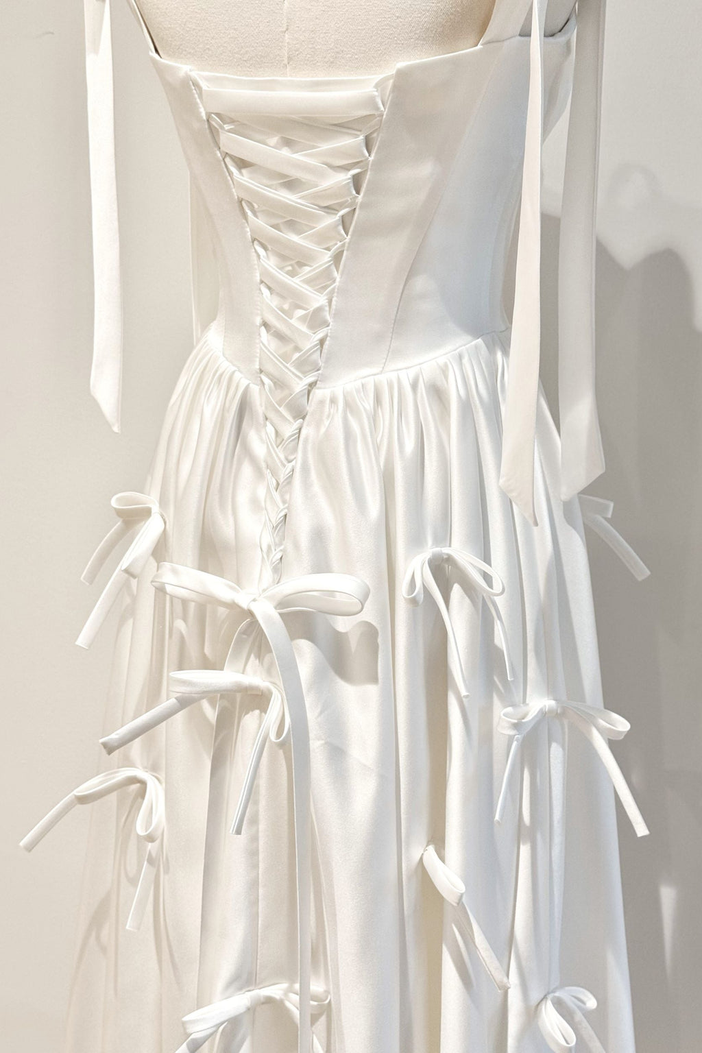Robe de soirée cocktail mi-longue blanche avec nœuds Audrey