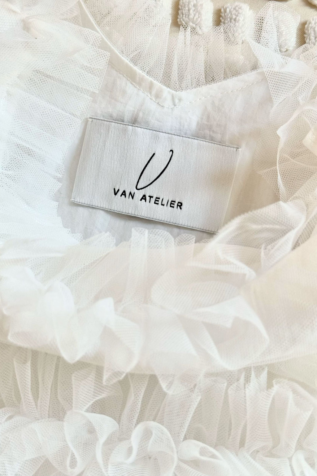 Robe courte bouffante à volants blancs Avery