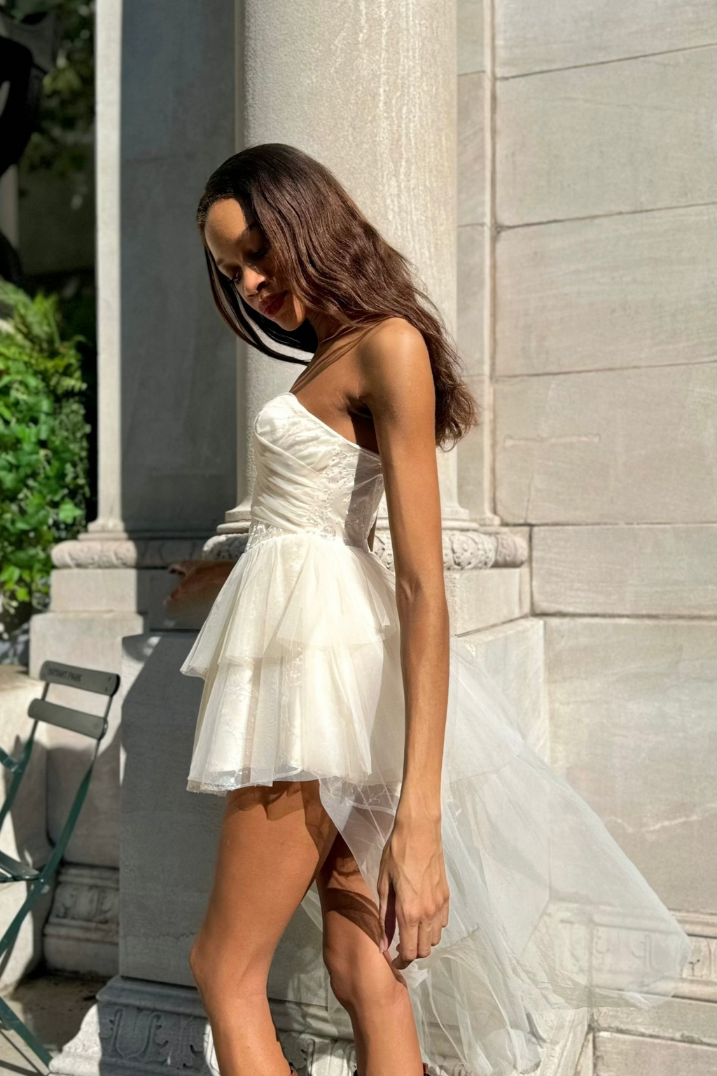 Robe courte Aria champagne ajustée et évasée, coupe haute et basse, douce
