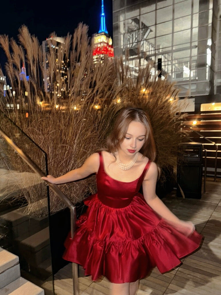 Vestido corto de satén rojo y blanco con corte entallado y acampanado de Vannie, con lazo extraíble, corte alto y bajo
