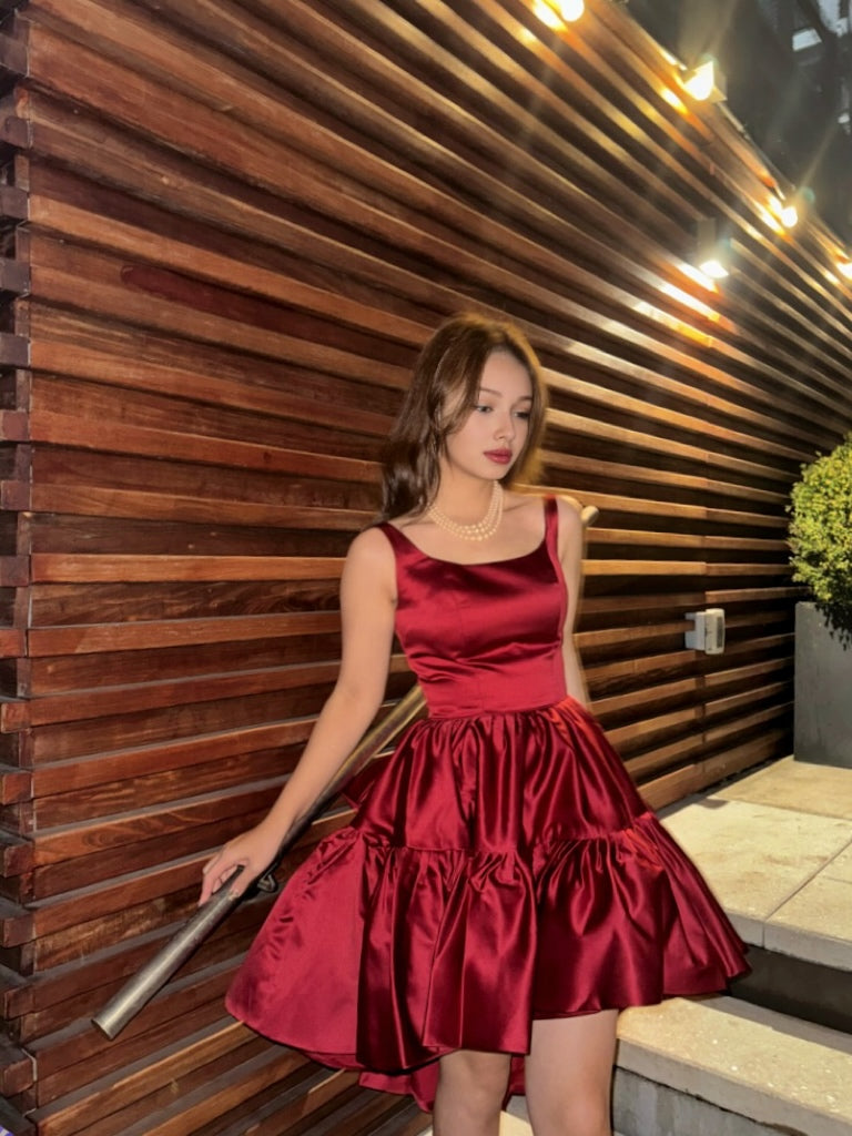 Vestido corto de satén rojo y blanco con corte entallado y acampanado de Vannie, con lazo extraíble, corte alto y bajo