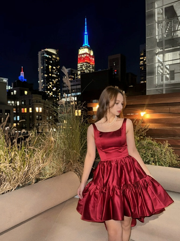 Vestido corto de satén rojo y blanco con corte entallado y acampanado de Vannie, con lazo extraíble, corte alto y bajo