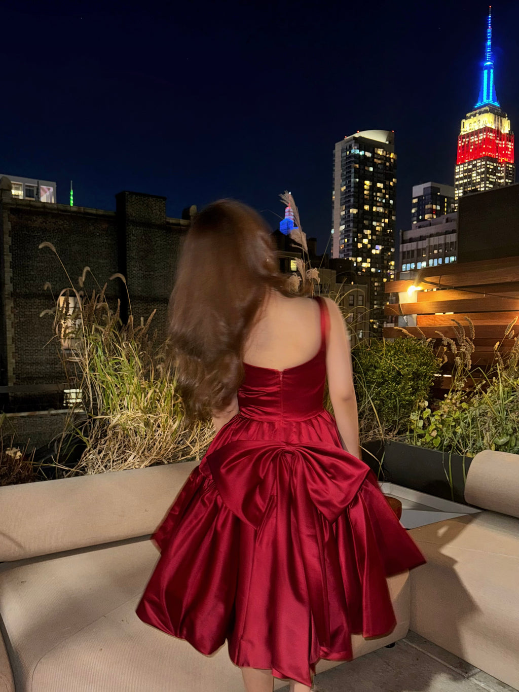 Vestido corto de satén rojo y blanco con corte entallado y acampanado de Vannie, con lazo extraíble, corte alto y bajo